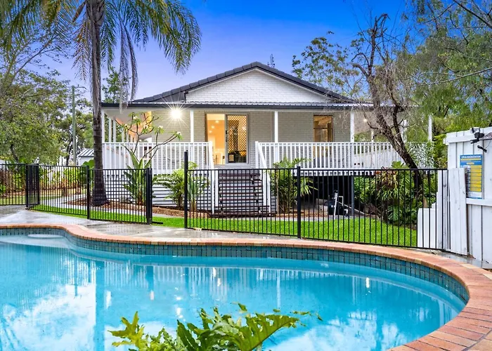 4 Bedroom Family Home With Pool - Uplands Drive - Q Stay